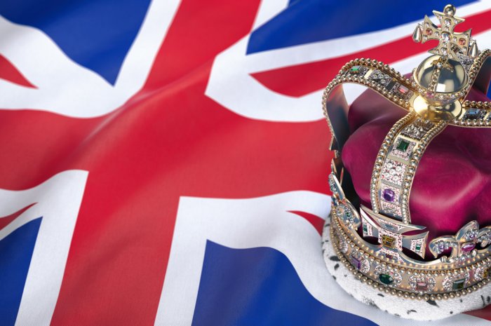 1. Quel est le nom du nouveau souverain d’Angleterre qui succède à la Reine Elizabeth II ?