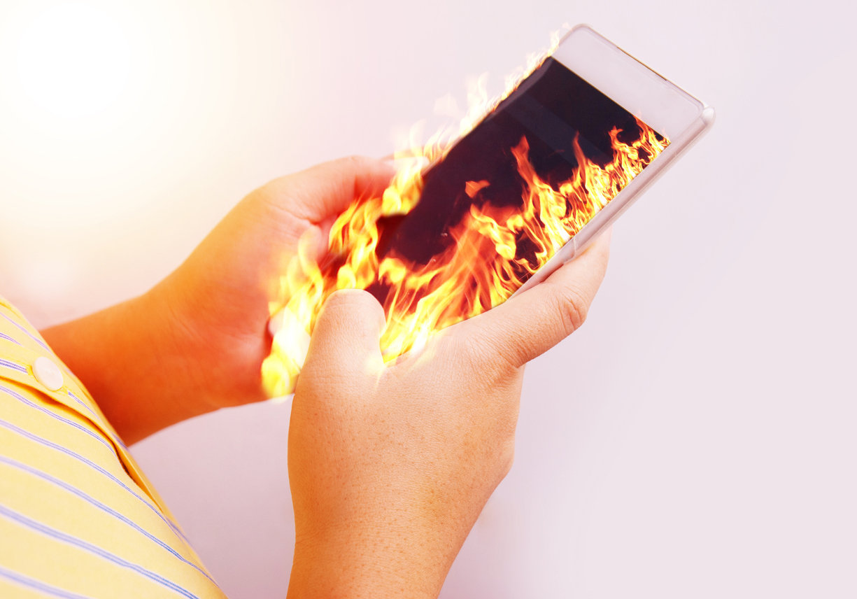 Batterie téléphone qui prend feu – pourquoi et que faire