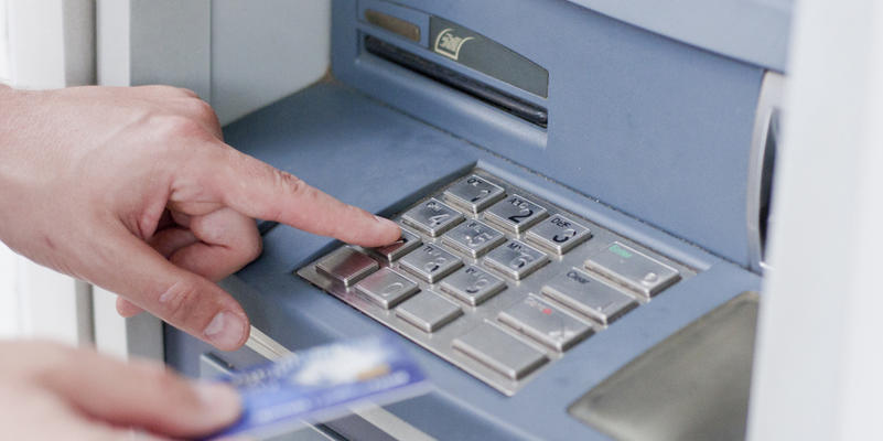 Attention distributeurs piégés : les nouvelles techniques quasi  indétectables pour pirater votre carte bancaire quand vous retirez des  billets