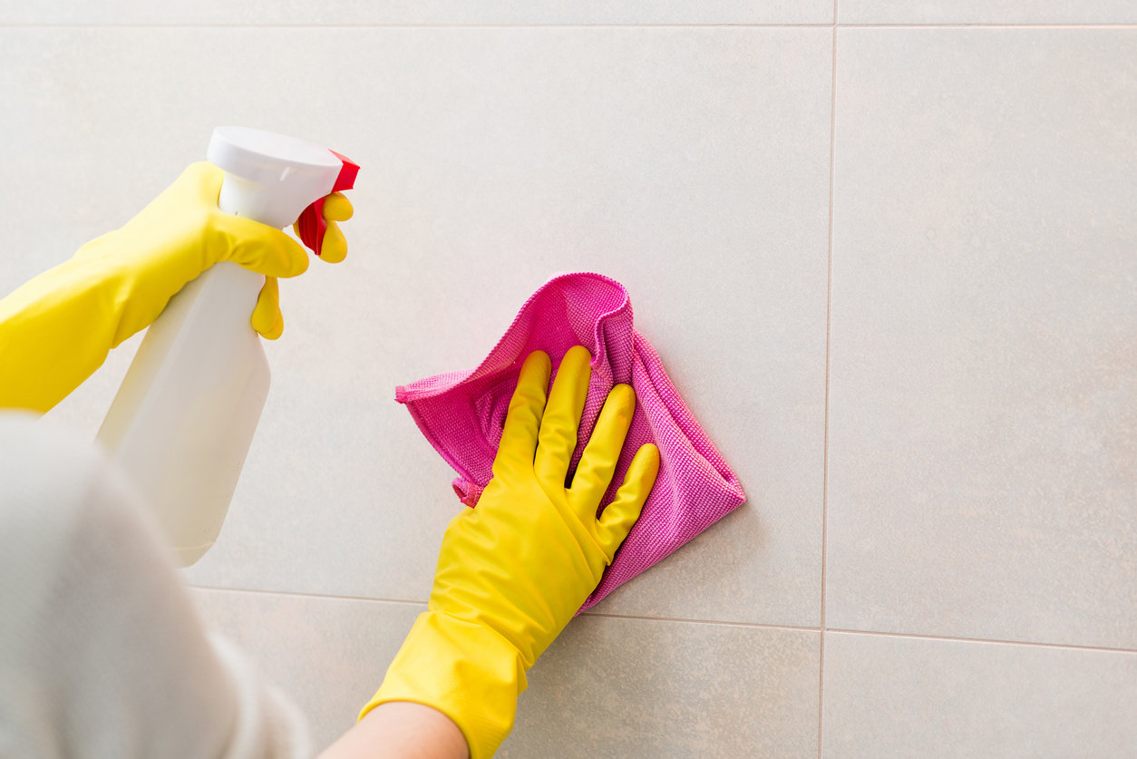 Moisissure dans la salle de bain : comment s'en débarrasser ?