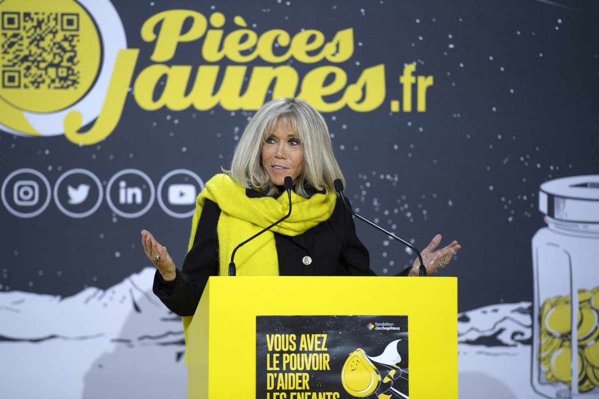 Pi Ces Jaunes Toutes Les Apparitions Canons De Brigitte Macron