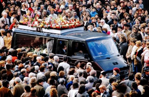 22 janvier 1986 : les obsèques de Daniel Balavoine attirent de nombreux admirateurs