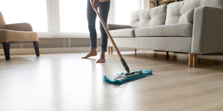 Pourquoi nettoyer son sol avec de l'eau chaude est une grossière erreur :  Femme Actuelle Le MAG