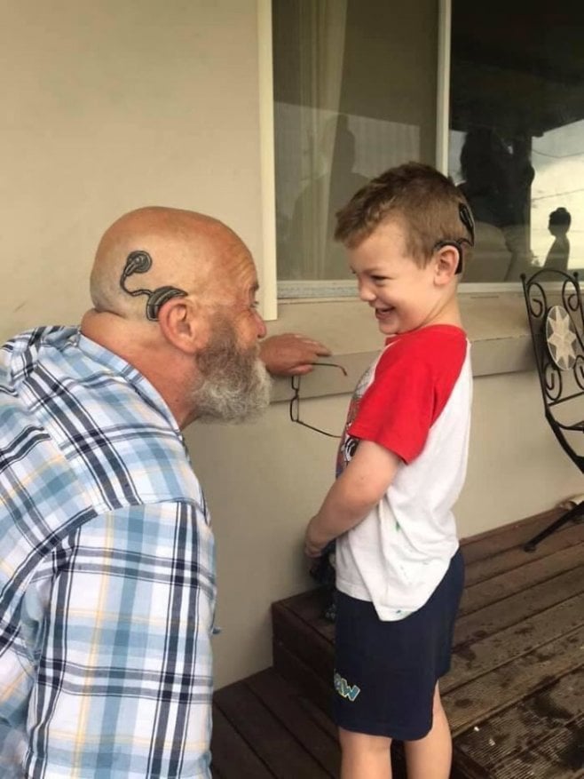 Regarde mon grand, papy s'est fait tatouer le même implant que toi et ça fait même pas mal