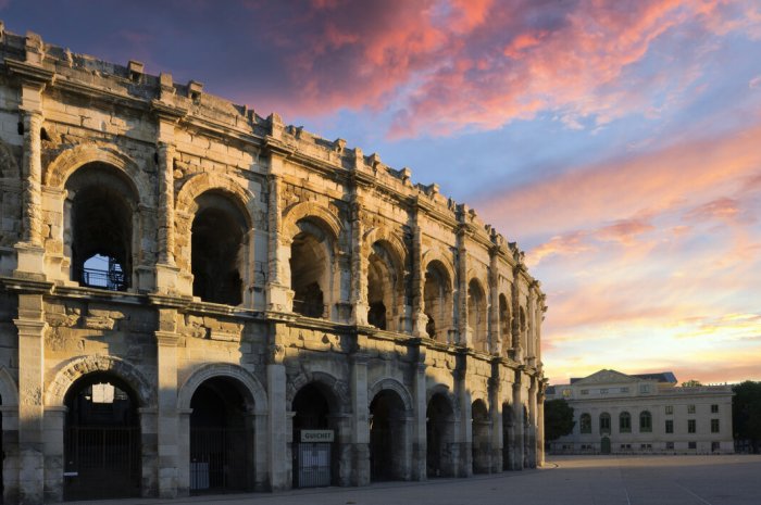 16) Nîmes