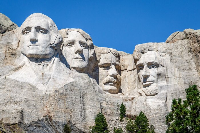 Dans quel pays peut-on observer ce mémorial taillé dans la roche ?