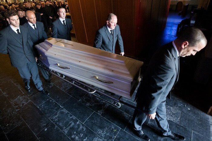 Le cercueil de l'artiste sortant de l'église