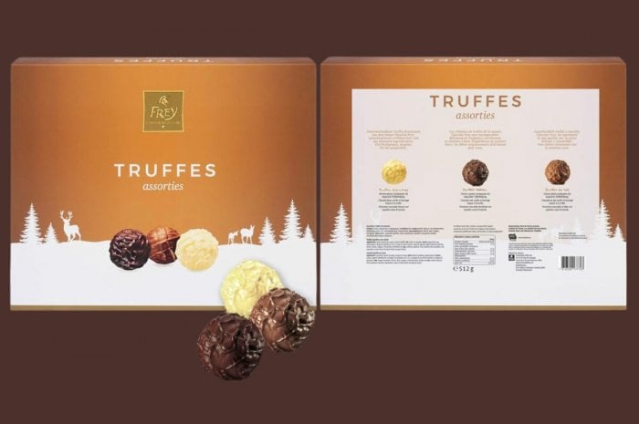 Assortiment de truffes de chocolat blanc, noir et au lait 