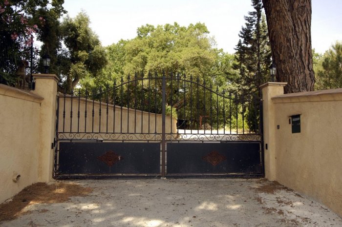 Le portail d'entrée à la villa