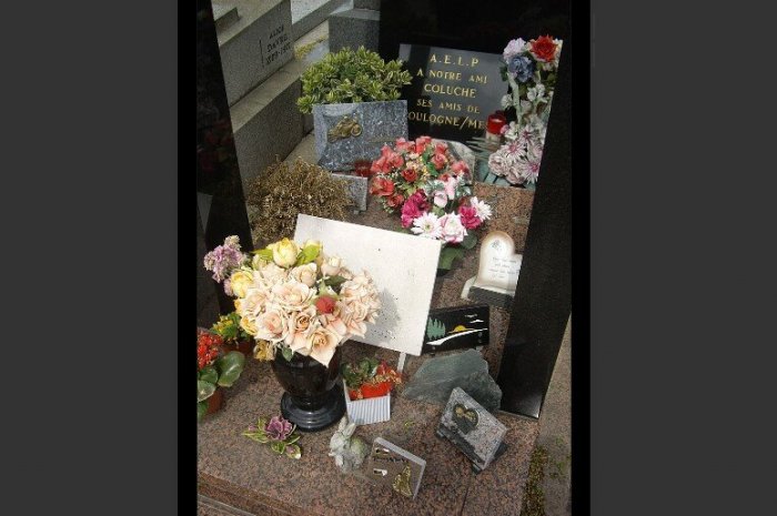 Des fleurs sur sa tombe