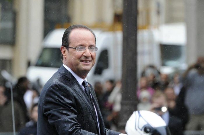 François Hollande défile en voiture sur l'avenue des Champs-Élysées