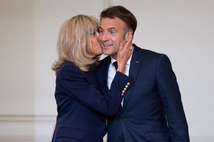 Le couple Macron s'embrasse