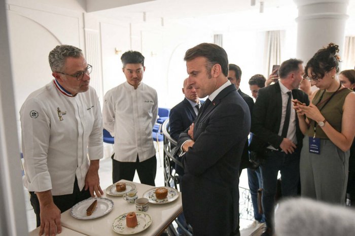 Emmanuel Macron découvre les desserts de La Maison de l'Elysée