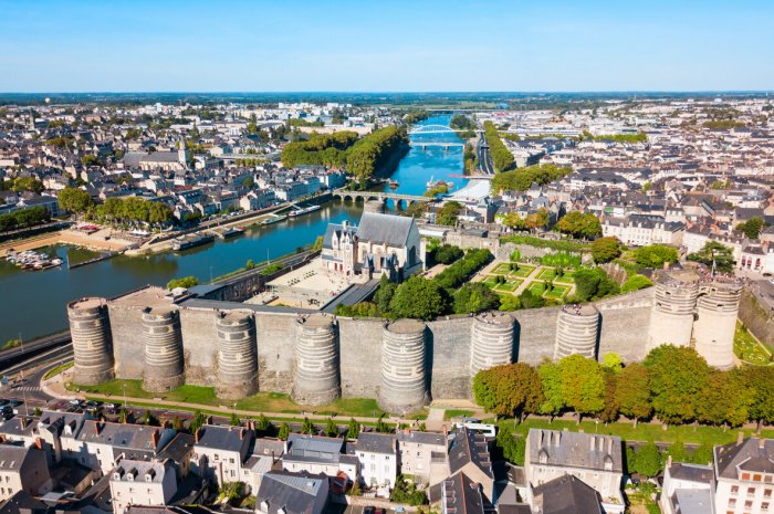 8) Angers