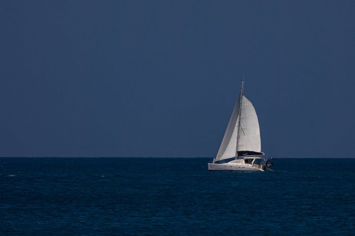 Un bateau qui dérive au large