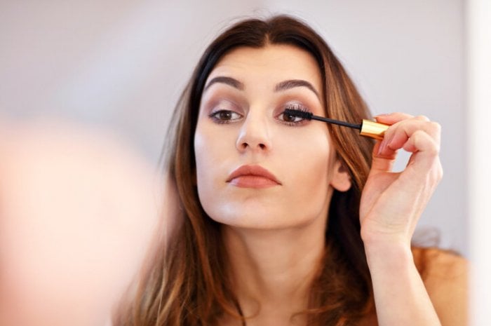 Les maquillages pour les yeux qui contiennent des PFAS