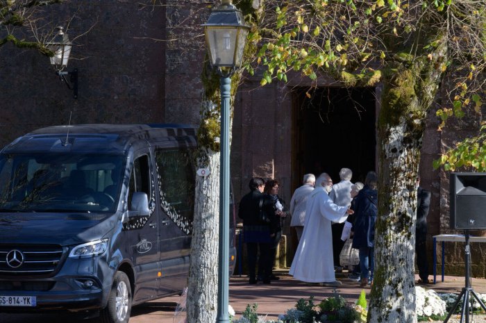 Le prêtre Jean Claude Klotz prend la parole à l'église 