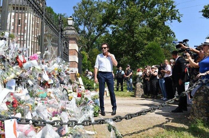 Anthony Delon devant le domaine