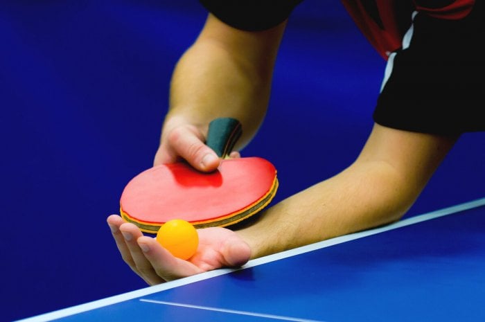 3) Pourquoi les joueurs de tennis de table touchent-ils la table ? 