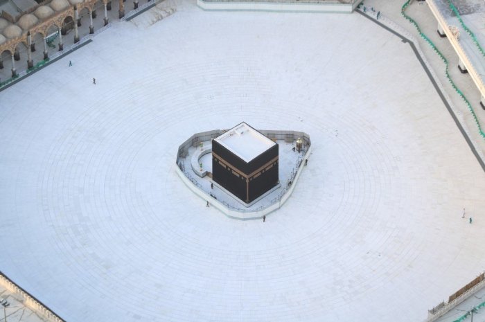La Kaaba, méconnaissable quelques mois plus tard, en mars 2020