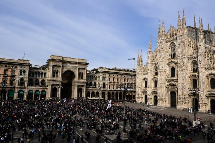 La place du Duomo, principale place de Milan, en mars 2019