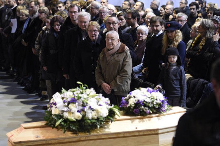 Le public venu assister aux obsèques de Charb