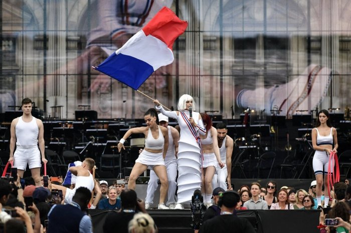 Arielle Dombasle chante pour l'arrivée de la flamme à Paris