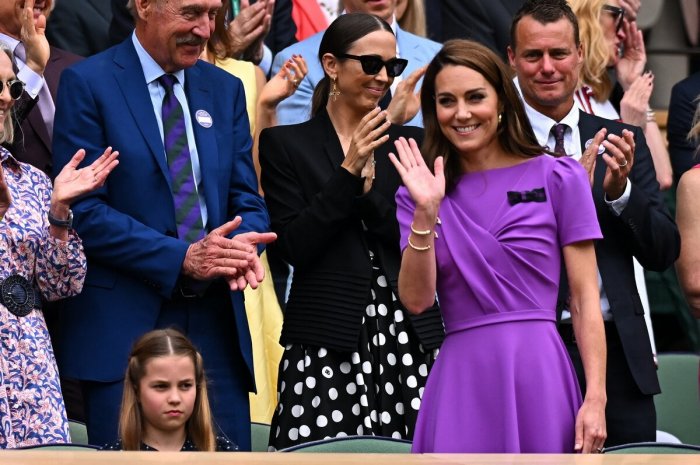 Kate Middleton salue le public