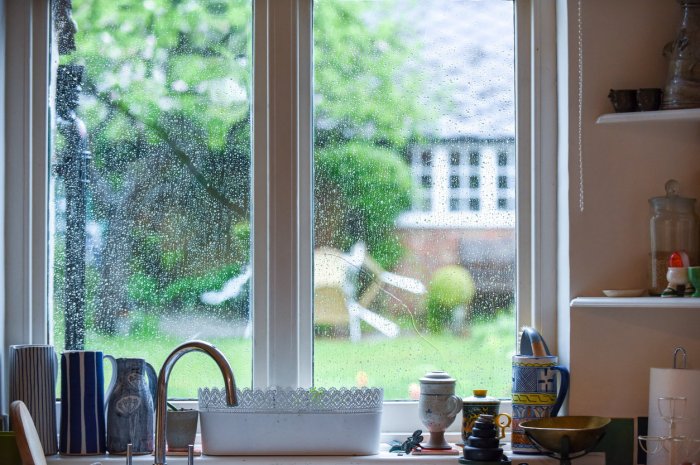 Pluie sur la vitre : 5 astuces pour atténuer le bruit