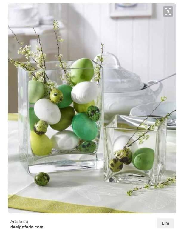 Décoration table de Pâques : des oeufs colorés dans un vase