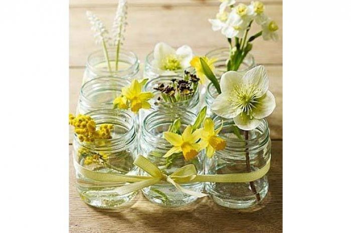 Décoration table de Pâques : des pots de fleurs de printemps