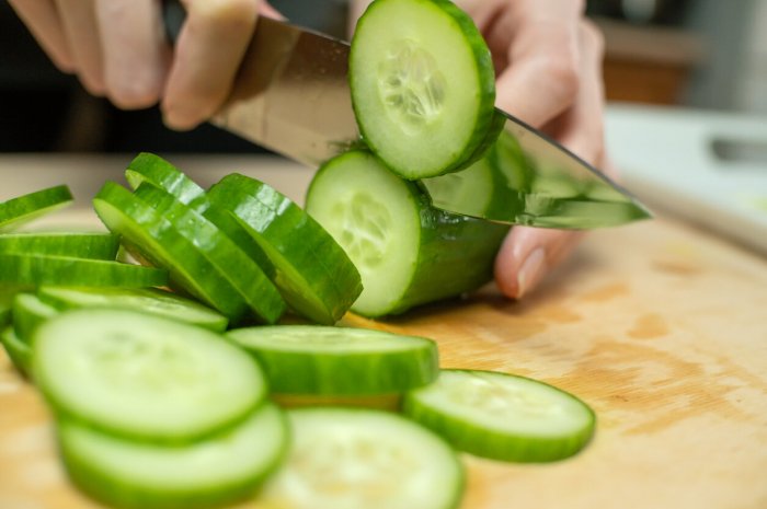 Coupez des tranches de concombre