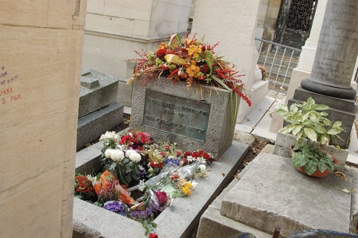 Jim Morrison : à quoi ressemble la tombe française du chanteur