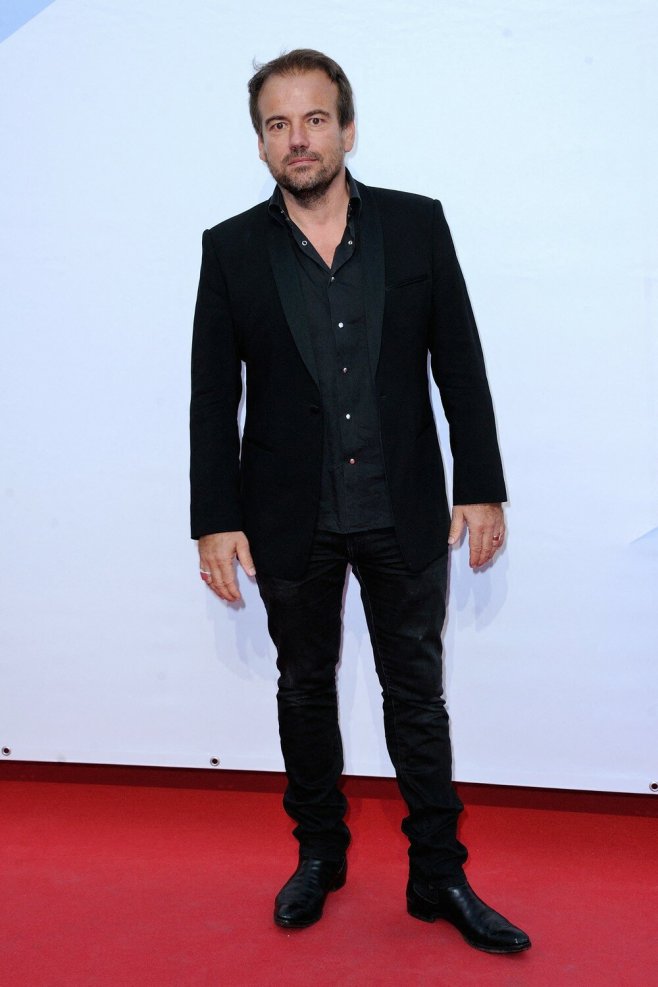 Stéphane Hénon en costume noir 
