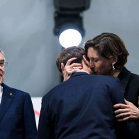 Baisers de Amélie Ouéda-Castera et Emmanuel Macron : cette photo vous a t-elle choqué ?