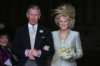 Visite de Charles III : selfie, bise, hug... Ce qu'on peut faire (ou pas) avec le couple royal