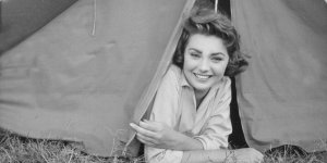 Frank Sinatra, Gracie Fields, Sylva Koscina... Les photos méconnues des stars au camping
