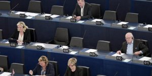 Parlement européen : les retrouvailles tendues entre le père et la fille Le Pen