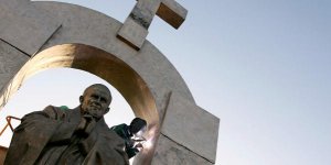 Bretagne : un monument en l’honneur de Jean-Paul II jugé contraire à la laïcité