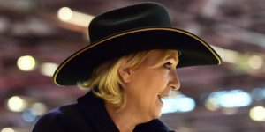 VIDEO. Quand Marine Le Pen enfile son chapeau de cow-boy pour monter à cheval... 
