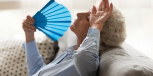 Fortes chaleurs : pourquoi les personnes âgées risquent de se déshydrater ?