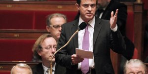 "Changez de ton quand il s’agit du chef de l'Etat" : Valls défend Hollande à l’Assemblée