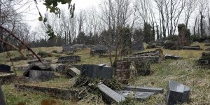 Profanation du cimetière juif : cinq mineurs en garde à vue 