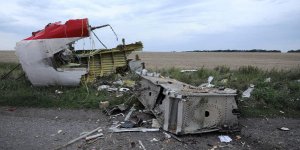 Crash du vol MH17 : les séparatistes pro-russes enlèvent les corps des victimes 