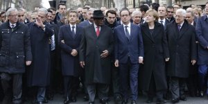 "L’incruste" de Sarkozy lors de la marche républicaine : la réponse en humour de Hollande
