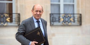 Jean-Yves Le Drian promet "le bazooka" aux députés frondeurs