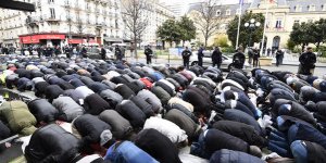 Les prières de rue sont-elles interdites, comme le dit Marine Le Pen ?