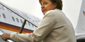 Drogué, un culturiste fait la fête en slip dans l’avion d’Angela Merkel 