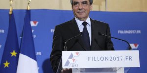 Médiapart publie des chèques "secrètement" encaissés par François Fillon