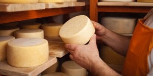 Il se fait passer pour un Français et vole 22 tonnes de fromage en Angleterre